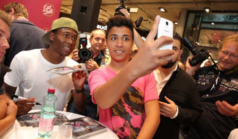 David Alaba Autogrammstunde im Q19 © Chatarina Schiffl